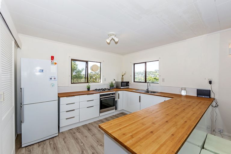 Photo of property in 76a Brian Crescent, Stanmore Bay, Whangaparaoa, 0932