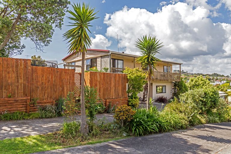 Photo of property in 76a Brian Crescent, Stanmore Bay, Whangaparaoa, 0932