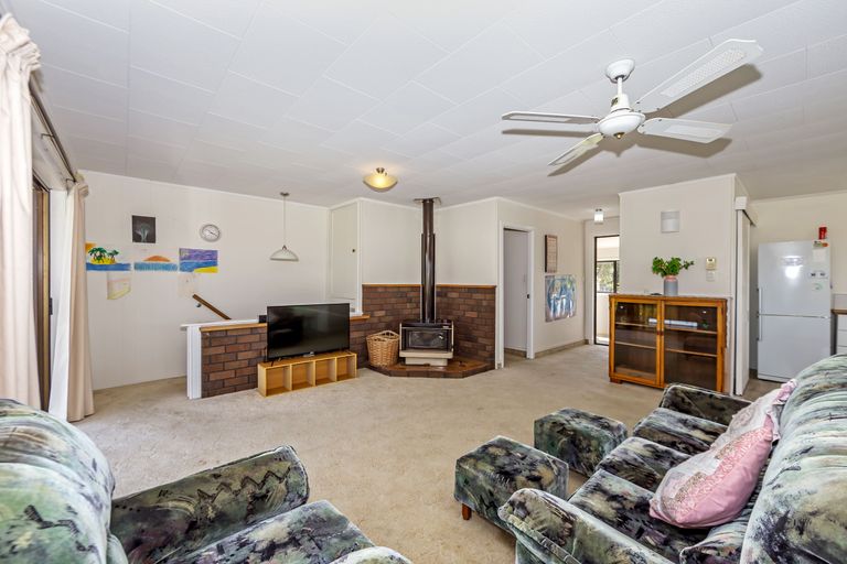 Photo of property in 76a Brian Crescent, Stanmore Bay, Whangaparaoa, 0932