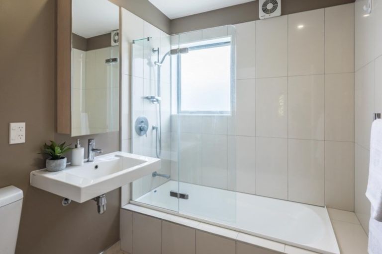 Photo of property in 33 Tiketike Way, Brooklyn, Wellington, 6021