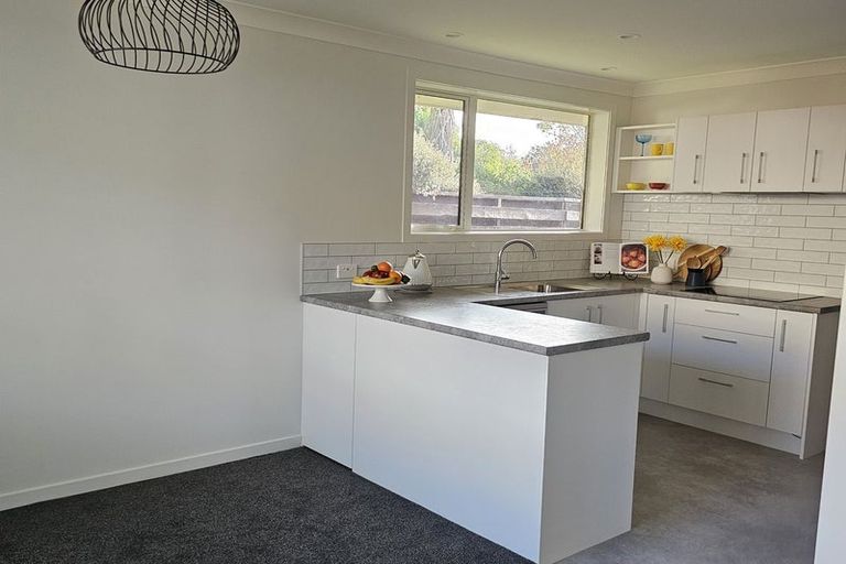 Photo of property in 30b Rewarewa Crescent, Waikanae, 5036