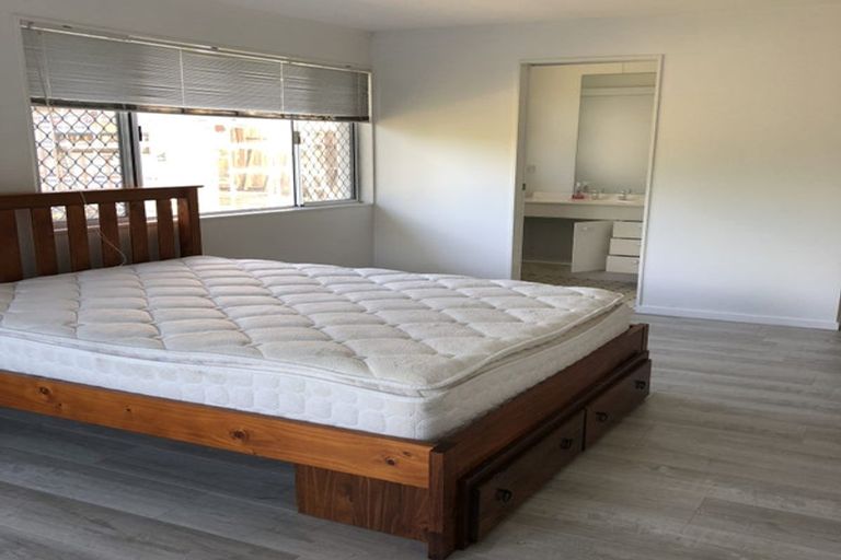 Photo of property in 31 Masterton Road, Rothesay Bay, Auckland, 0630