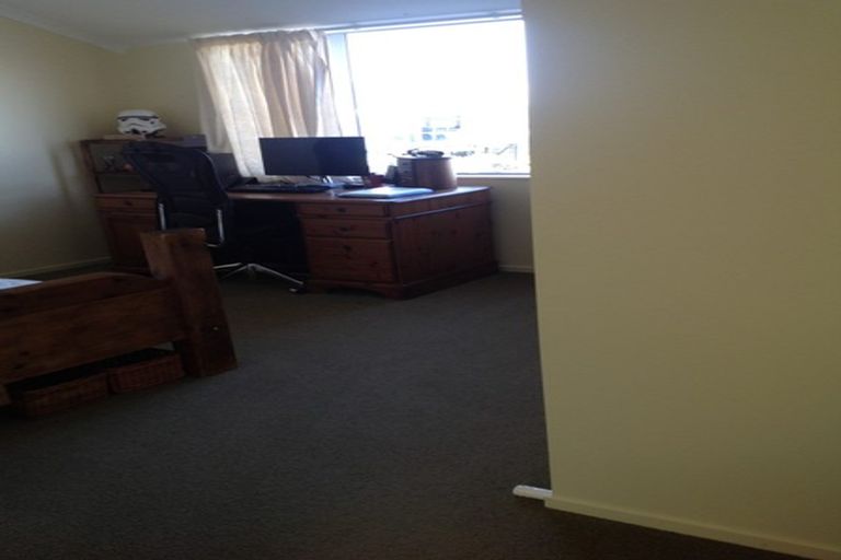 Photo of property in 36b Tamworth Crescent, Newlands, Wellington, 6037