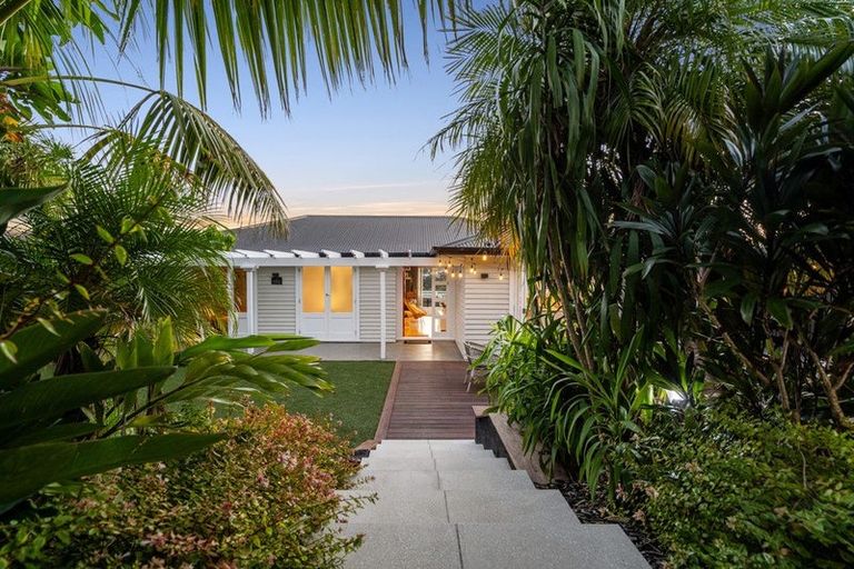 Photo of property in 46 Church Street, Northcote Point, Auckland, 0627