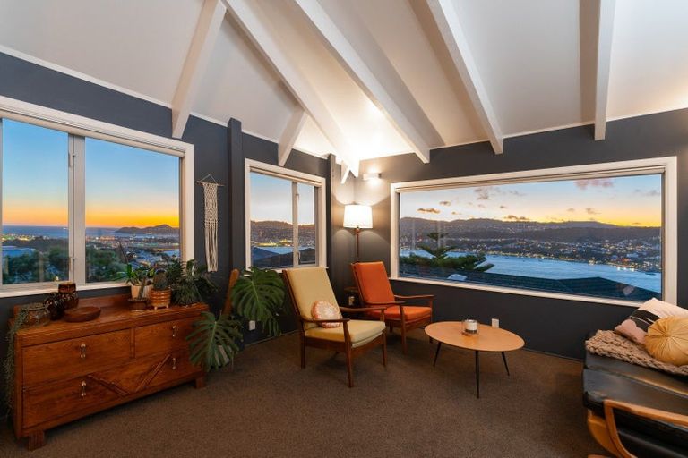 Photo of property in 15 Rangitane Street, Maupuia, Wellington, 6022