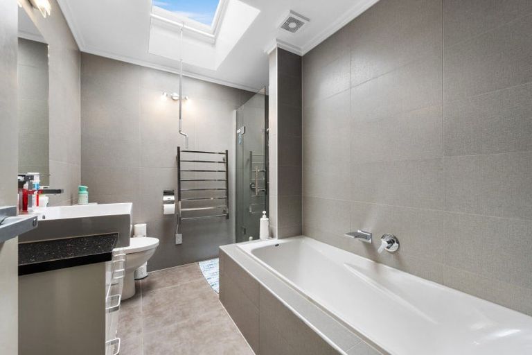 Photo of property in 8 Henriette Place, The Gardens, Auckland, 2105