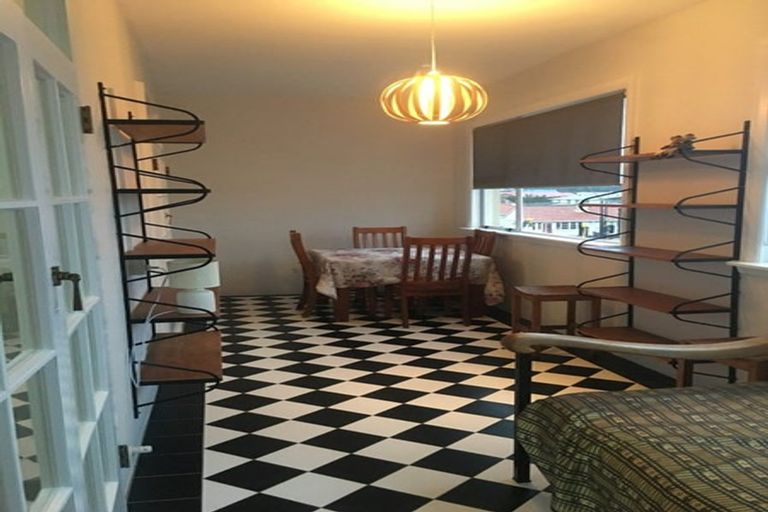 Photo of property in Devonport Apartments, 37/127 Saint Aubyn Street, New Plymouth, 4310