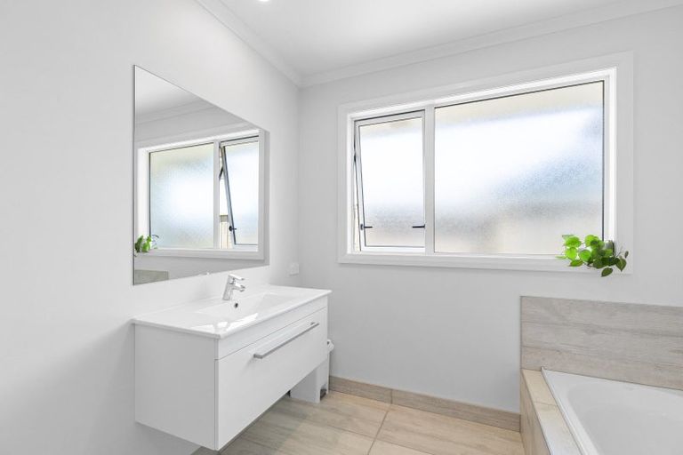 Photo of property in 6 Atlantic Drive, Fitzherbert, Palmerston North, 4410