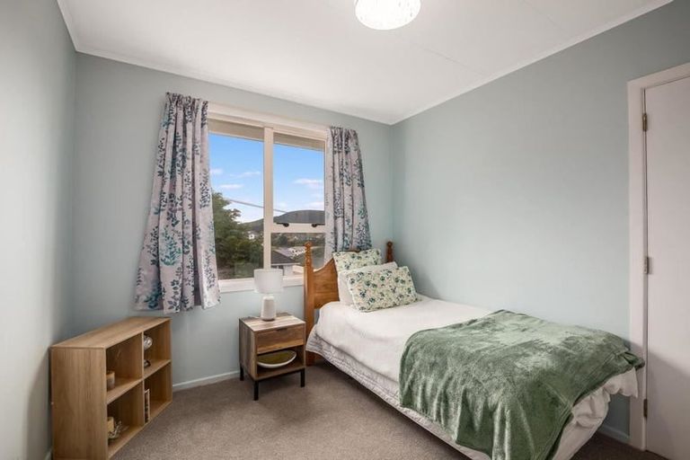 Photo of property in 3 Mckelvey Place, Tawa, Wellington, 5028