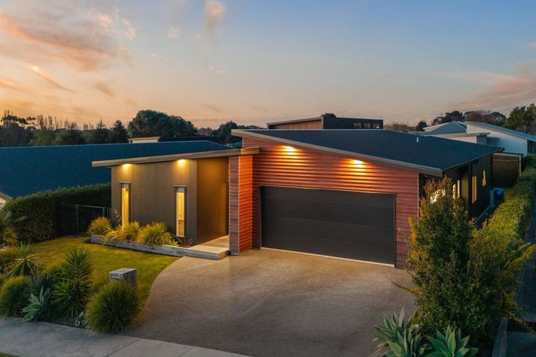 Photo of property in 10 Karearea Avenue, Waikanae, 5036