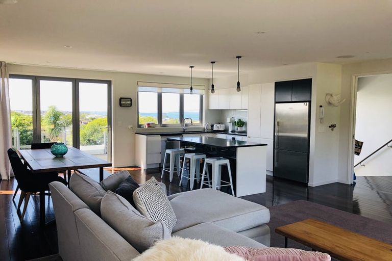 Photo of property in 560 Beach Road, Rothesay Bay, Auckland, 0630