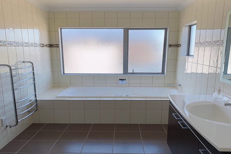 Photo of property in 17 Harrowglen Drive, Northcross, Auckland, 0632