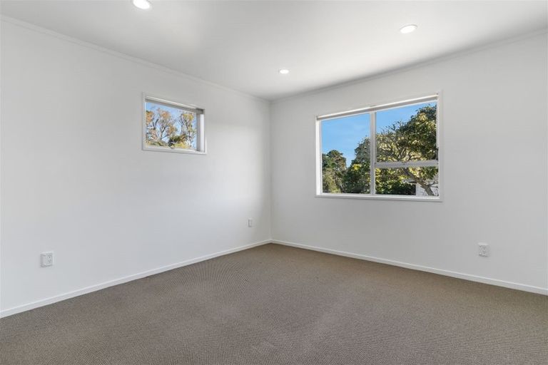 Photo of property in 42 Tamahere Drive, Glenfield, Auckland, 0629
