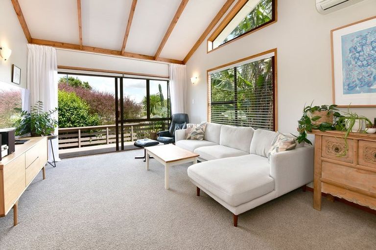 Photo of property in 33 Jelas Road, Red Beach, 0932