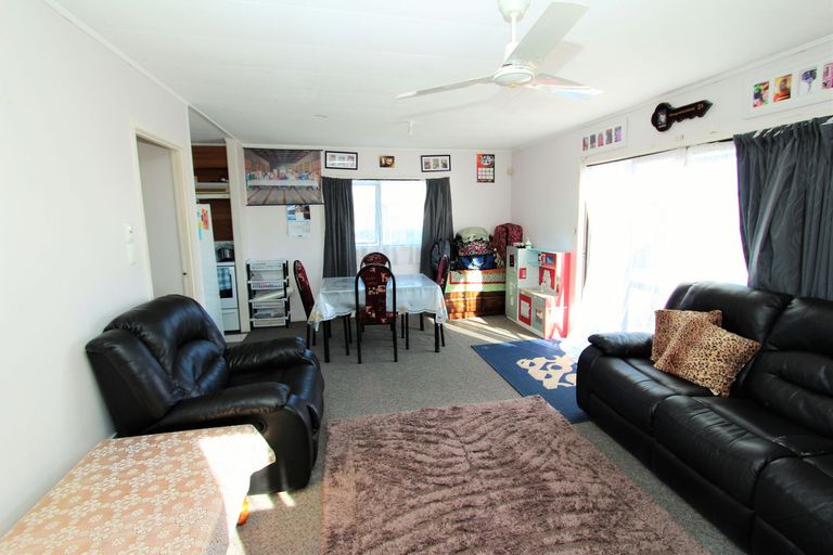Photo of property in 2/8 Senecio Place, Weymouth, Auckland, 2103