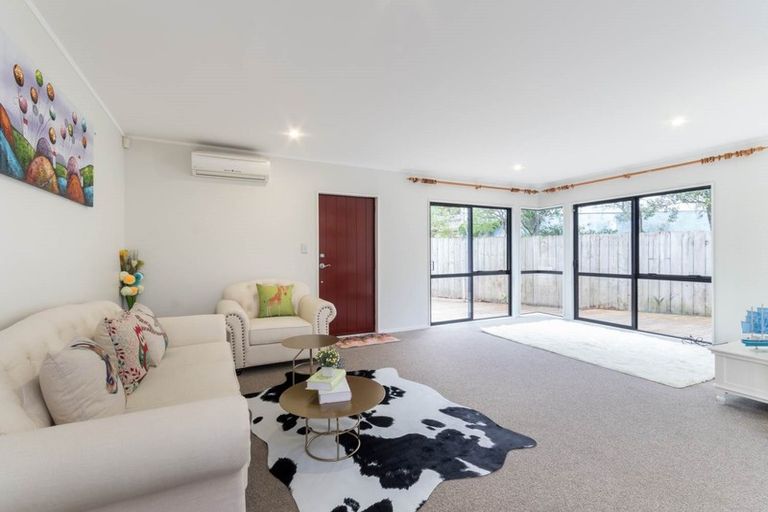 Photo of property in 2/1 Heathglen Place, Bayview, Auckland, 0629