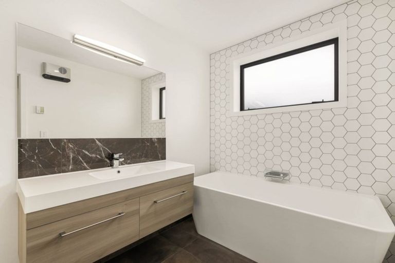 Photo of property in 7 Magnetic Place, Cromwell, 9310