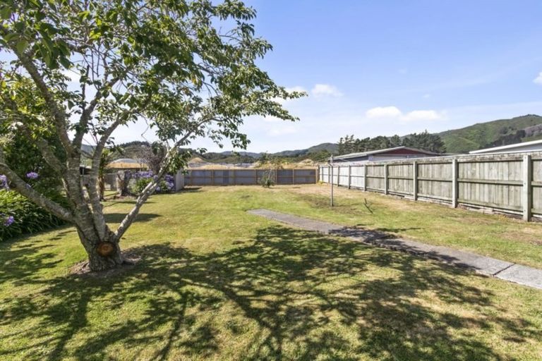 Photo of property in 25 Hinau Grove, Wainuiomata, Lower Hutt, 5014