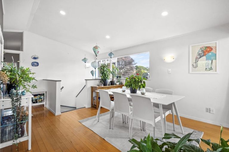 Photo of property in 2 Lyons Avenue, Murrays Bay, Auckland, 0630