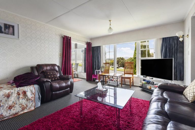 Photo of property in 19 Akaroa Drive, Maupuia, Wellington, 6022