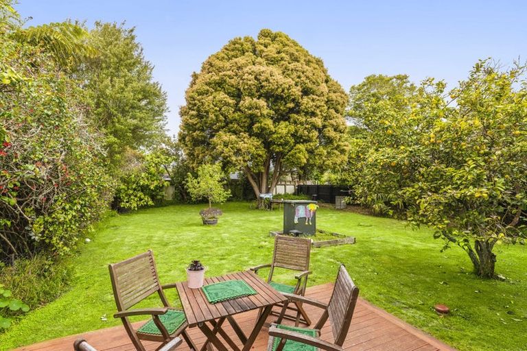 Photo of property in 15 Walton Avenue, Waikanae, 5036