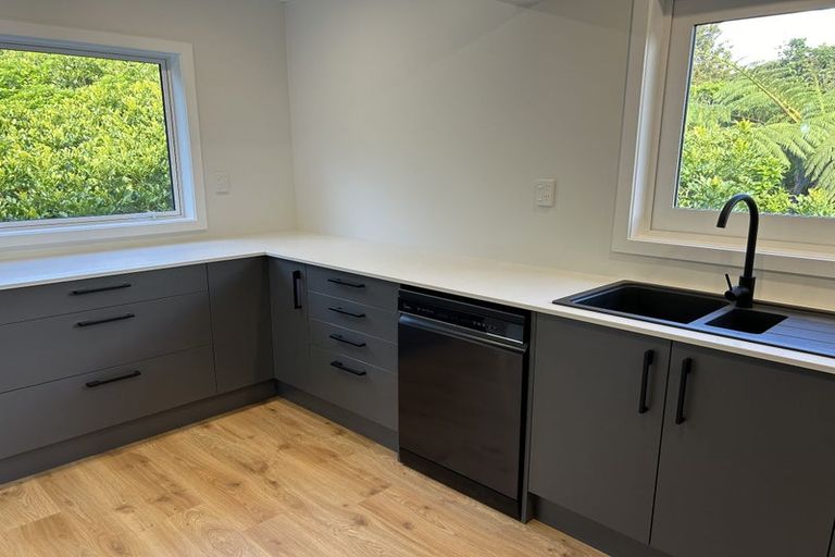 Photo of property in 5 Mamaku Grove, Khandallah, Wellington, 6035