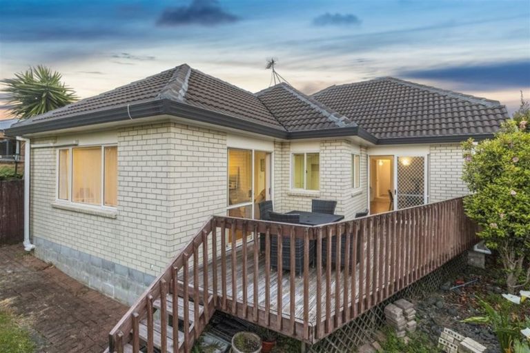 Photo of property in 6a Fayette Place, Te Atatu South, Auckland, 0610
