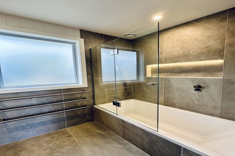 Photo of property in 8 John Dee Crescent, Red Beach, 0932