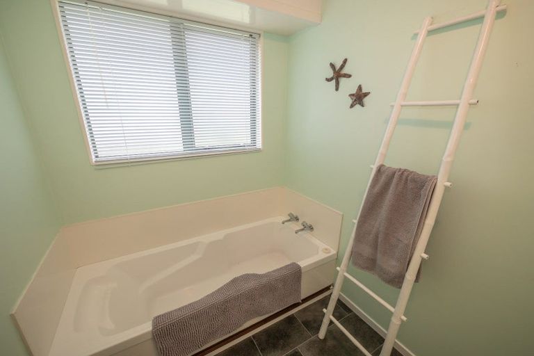 Photo of property in 2 Dudley Crescent, Cable Bay, 0420