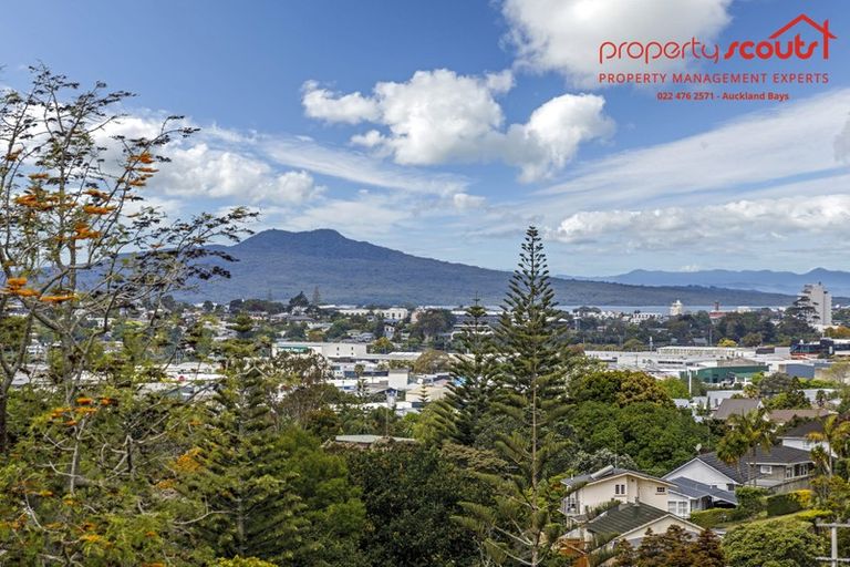 Photo of property in 2/537 Glenfield Road, Glenfield, Auckland, 0629