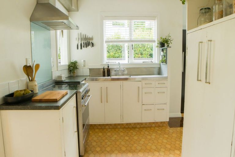 Photo of property in 27 Belle Vue Avenue, Northcote Point, Auckland, 0627