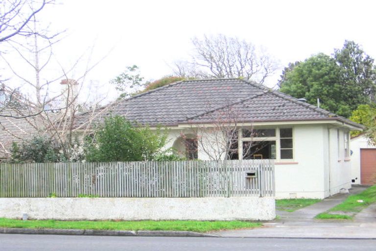 Photo of property in 30 Pahiatua Street, Hokowhitu, Palmerston North, 4410