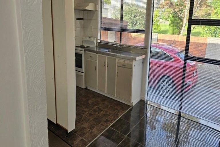 Photo of property in 39 Kirrie Avenue, Te Atatu South, Auckland, 0610