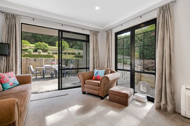 Photo of property in 12 Hobbs Road, Matakatia, Whangaparaoa, 0930