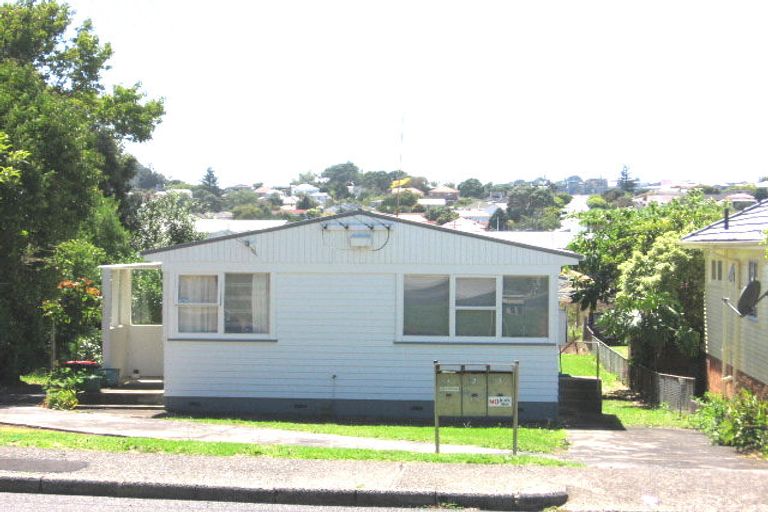 Photo of property in 15 Stamford Park Road, Mount Roskill, Auckland, 1041