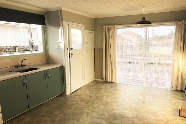 Photo of property in 11 Poto Street, Te Atatu South, Auckland, 0610