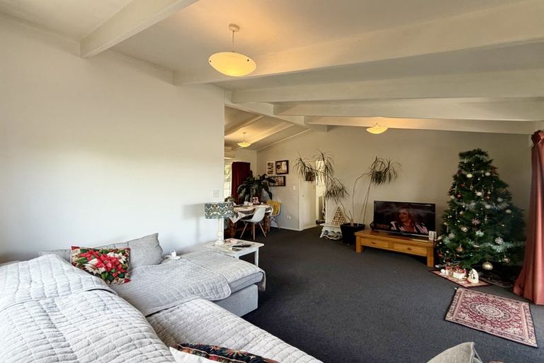 Photo of property in 2/8 Sevilla Place, Unsworth Heights, Auckland, 0632