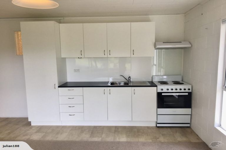 Photo of property in 31 Ocean View Road, Hatfields Beach, Orewa, 0931