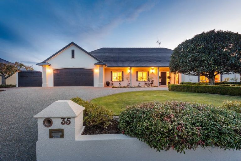 Photo of property in 35 Cashmere Drive, Fitzherbert, Palmerston North, 4410