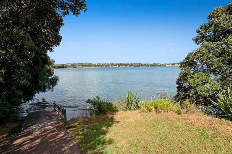 Photo of property in 25a Tindalls Bay Road, Tindalls Beach, Whangaparaoa, 0930