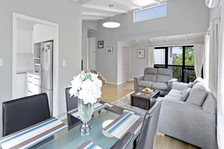 Photo of property in 30 Mannering Place, Hillcrest, Auckland, 0627