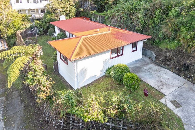 Photo of property in 23 Governor Road, Northland, Wellington, 6012