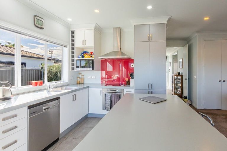 Photo of property in 32 Heynes Place, Clive, 4102