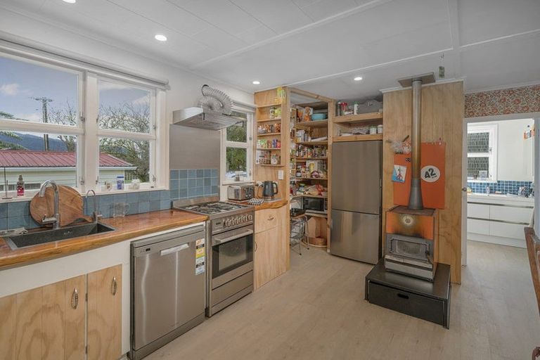 Photo of property in 5 Daphne Road, Tairua, 3508