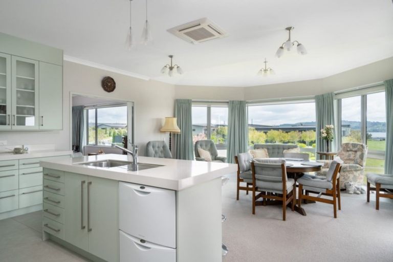 Photo of property in 30 Pukenamu Road, Rainbow Point, Taupo, 3330