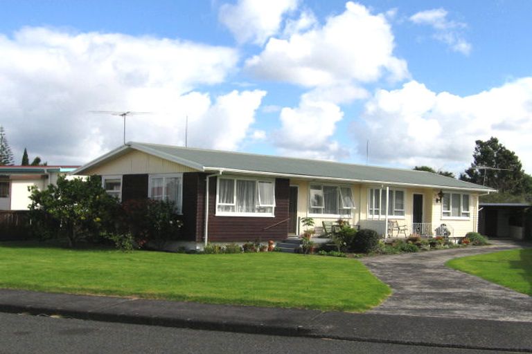 Photo of property in 2/4 Kaumatua Place, Te Atatu Peninsula, Auckland, 0610