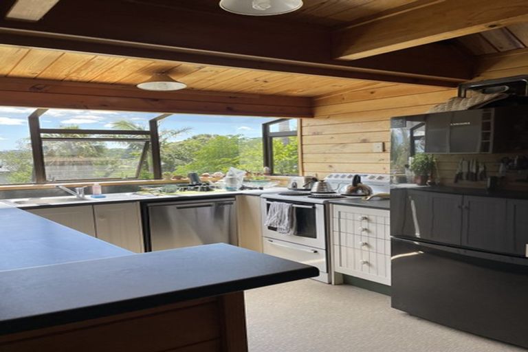 Photo of property in 2 Twin Wharf Road, Herald Island, Auckland, 0618