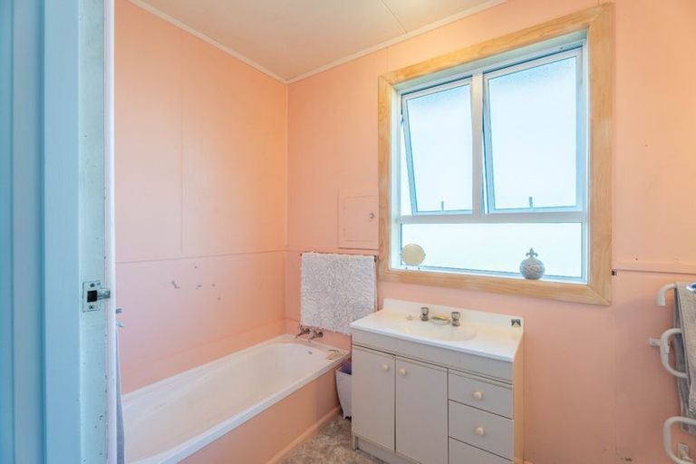 Photo of property in 65 Timaru Road, Waimate, 7924