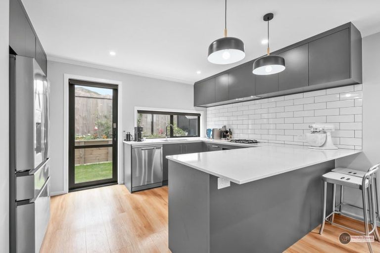 Photo of property in 11 Desert Gold Lane, Wallaceville, Upper Hutt, 5018