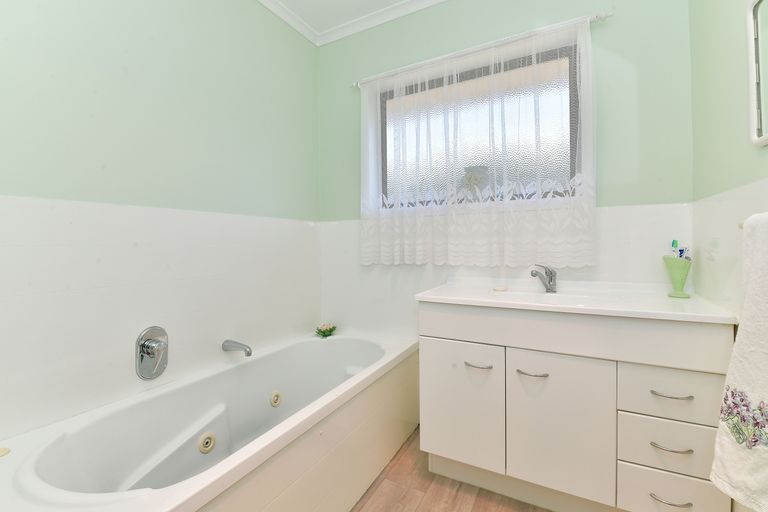 Photo of property in 63 Centreway Road, Orewa, 0931